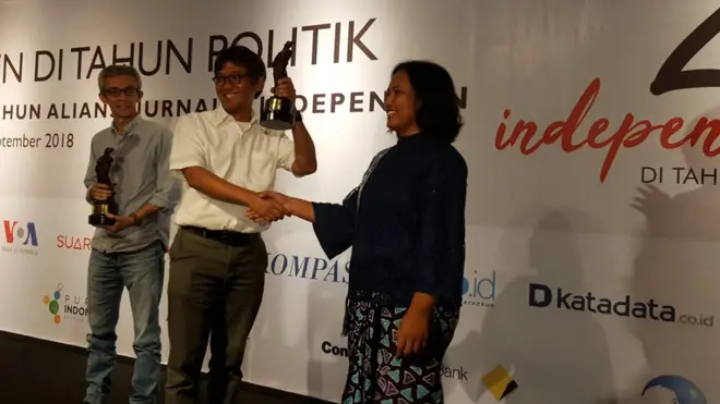 Heyder Affan dari BBC Indonesia (kiri) menerima Udin Award untuk liputan di Papua, sementara Tempo yang diwakili pemimpin redaksi, Arif Zulkifli, untuk liputan kasus serangan zat asam trhadap penyelidik KPK, Novel Baswedan.