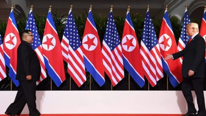 지난 6월 싱가포르에서 처음으로 만난 두 정상, 2차 북미정상회담 가능성은 아직 불투명하다