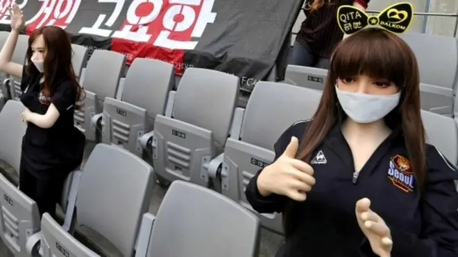 ఎఫ్‌సి సియోల్ మ్యాచ్‌లో ప్రేక్షకుల స్థానంలో పెట్టిన ఖరీదైన బొమ్మల్లో కొన్ని