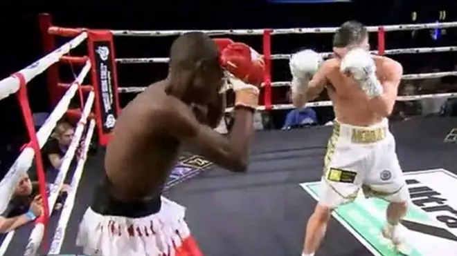 Umukinnyi w'iteramakofe wa Tanzania (ibumoso) yivanye mu mukino kuri 'Round' ya kabiri gusa