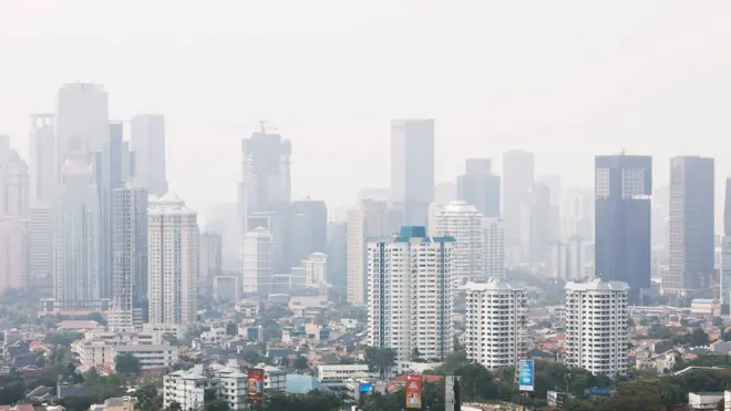 Beberapa hari terakhir ini sulit melihat langit biru di Jakarta.