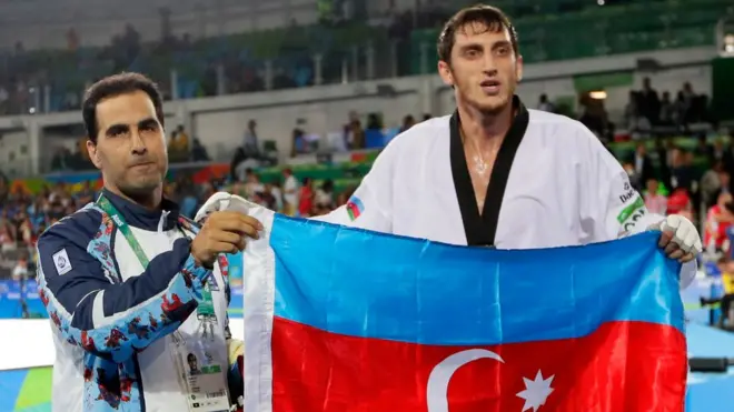 Azərbaycan taekvando komandasının məşqçisi Reza Mehmandust (solda) və Rio 2016-da taekvando üzrə qızıl medalçı Radik İsayev