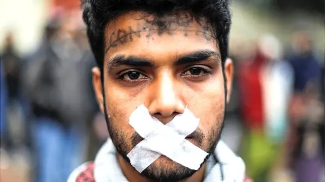 दिल्ली में नागरिकता क़ानून के विरोध में प्रदर्शन के दौरान एक युवक