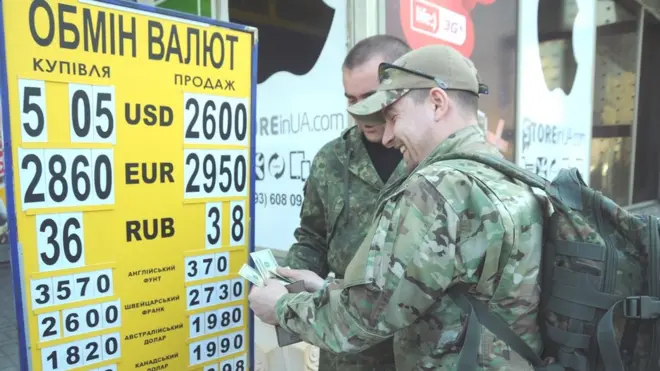 Прогнозується, що курс гривні у 2017 році стабілізується на рівні 27 грн за долар