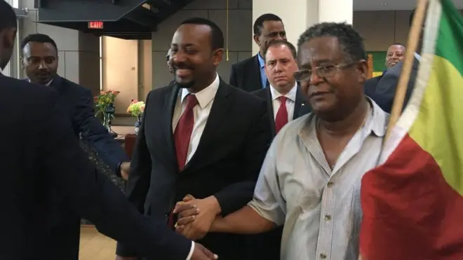 ጠቅላይ ሚኒስትር ዐቢይ አህመድ እና በተቃውሞ ትዕይንቶች የሚታወቀው ሽመልስ ለገሰ