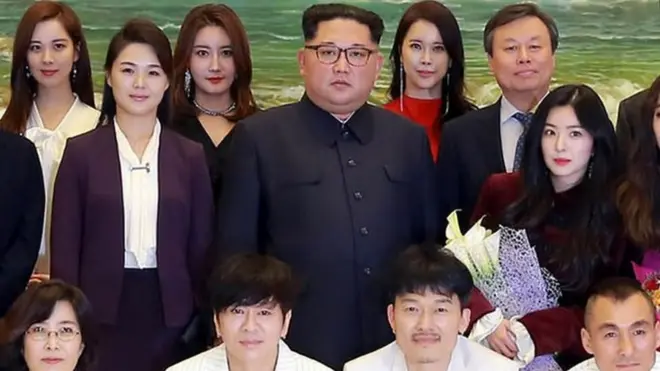 คิม จอง อึน ชมการแสดงของนักร้องจากเกาหลีใต้