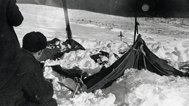 Палатка группы Дятлова, частично раскопанная от снега. Фото участника поисков А. С. Чеглакова (по другим сведениям, В. Д. Брусницына)