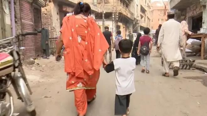 عموما سیکس ورکرز کے بچوں کو رسمی سکولوں میں داخلہ نہیں ملتا جس کی اہم وجہ ان کے ولدیت کے خانے میں باپ کے نام کا نہ ہونا ہے