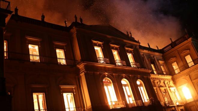 Museu Nacional do Rio de Janeiro pegou fogo na noite deste domingo