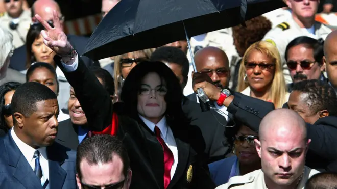 مايكل جاكسون عند اسقاط التهم الموجهة له عام 2005