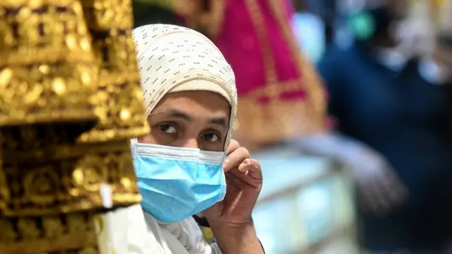 امرأة في الكويت ترتدي كمامة