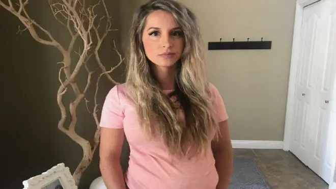 Sarah Douglas menerima cairan pembersih setelah memesan kopi susu.