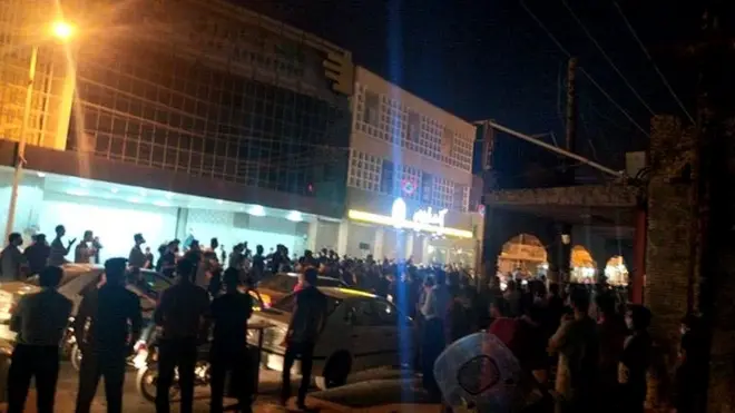 عکس از تجمع معترضان در شهر بهبهان در روز پنجشنبه ۲۶ تیر ۱۳۹۹