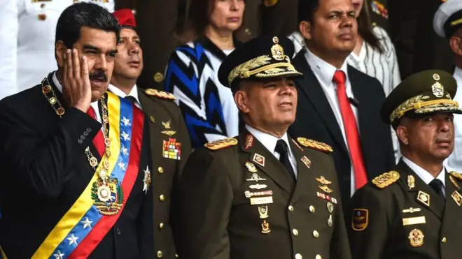 Мадуро (крайній ліворуч) впевнений, що його хотіли вбити прямо на параді. Опозиція сумнівається. Чому?