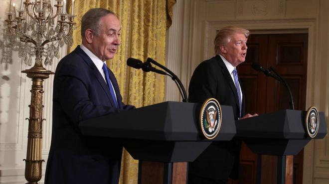 特朗普在与以色列总理内塔尼亚胡举行的白宫记者会上承诺将提供一个"伟大的"和平协议，但强调以巴双方必须妥协。