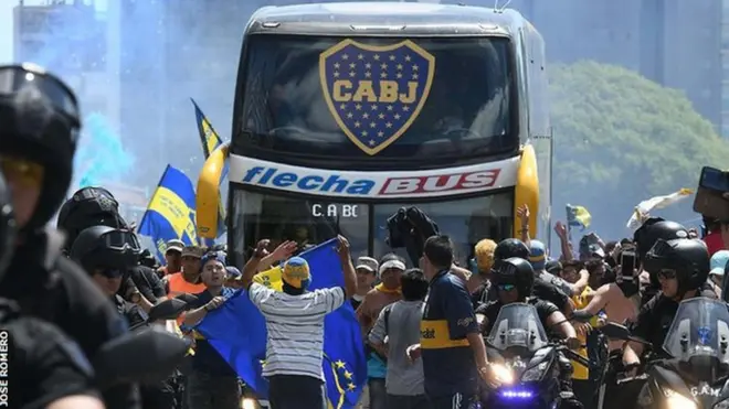 El micro de Boca tras partir de su hotel.