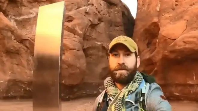 Дэвид Сурбер на фоне столба