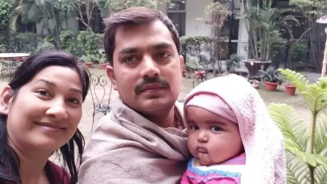 રવિશેખર અને તેમનાં પત્ની તેમની બાળકી સાથે