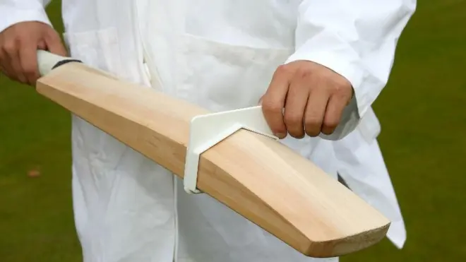 کرکٹ کے بیٹ کا حجم ناپنے کا آلہ جو ایمپائر اب اپنے ساتھ رکھیں گے