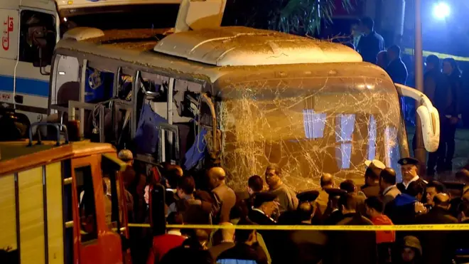 На фотографиях с места видно, что автобус сильно поврежден