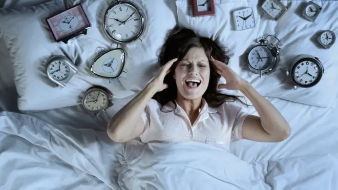 Mujer tratando de dormir