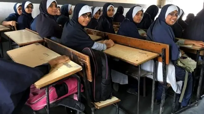 شمع سکول کی یہ مسلم لڑکیاں ریاست گجرات کے سرکاری نصاب میں تعلیم حاصل کر رہی ہیں