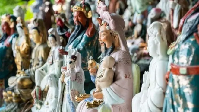 يعتني وونغ، البوذي المتدين، بتماثيل آلهة تخص المعتقدات الدينية دون تمييز، ويشعر بأنه لا يقوى على أن يرى تماثيل مثل هذه، وقد تُرِكَت دون عناية ورعاية