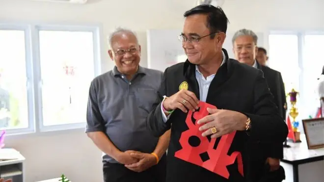 นายสุเทพ เทือกสุบรรณ นำ พล.อ.ประยุทธ์ จันทร์โอชา เยี่ยมชมวิทยาลัยอาชีวศึกษาภาวนาโพธิคุณ เกาะสมุย จ.สุราษฎร์ธานี เมื่อ 13 ก.ย. 2562 โดยมีอดีตแกนนำ กปปส. รอต้อนรับอย่างพร้อมเพรียง