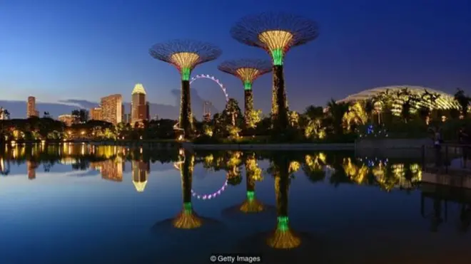 Những "siêu cây" của Singapore tại 'Gardens by the Bay'. Những thứ như chi phí rất cao cho việc sở hữu xe hơi thường đẩy nó lên đầu bảng xếp hạng của "thành phố đắt đỏ"