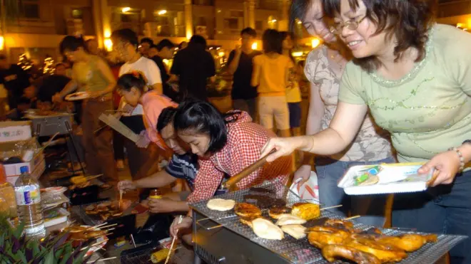 台灣人全家在門口烤肉過中秋節