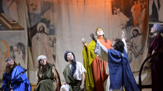 Los vecinos de Villoslada de Cameros llevan semanas ensayando para representar la pasión de Cristo.