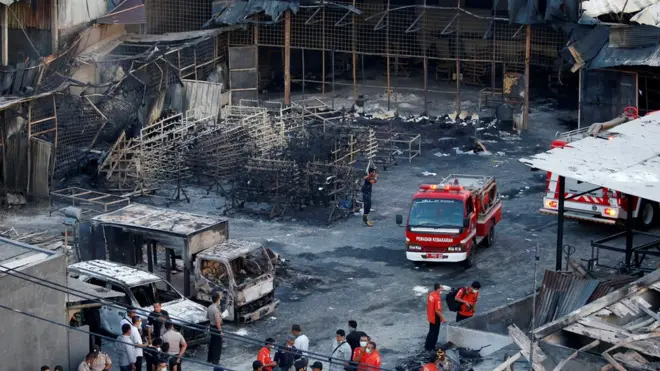 Lokasi pabrik kembang api yang dekat dengan sekolah dan pemukiman penduduk dipertanyakan pengamat tata kota.