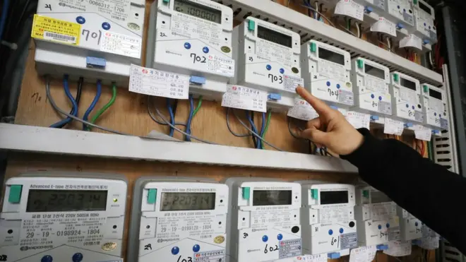 지난 3월 14일 서울의 한 다세대주택에서 관리인이 전기 계량기를 살펴보고 있다