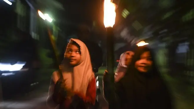 Sejumlah anak mengikuti pawai obor jelang Ramadhan 1440 H di kawasan Bojong Gede, Bogor, Jawa Barat, Sabtu (04/05).