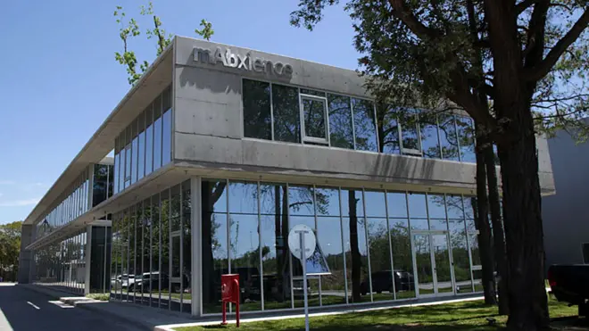 mAbxience producirá hasta 250 millones de dosis de la vacuna de Oxford en esta planta que inauguró en febrero pasado en la provincia de Buenos Aires.