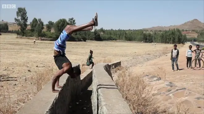 물구나무 서기의 달인