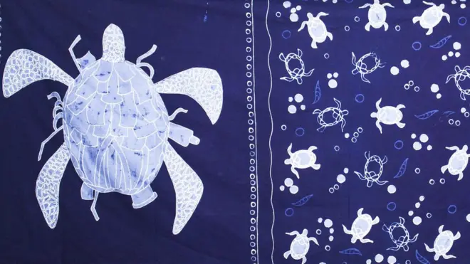 Penyu yang penuh dengan sampah plastik termasuk sedotan.