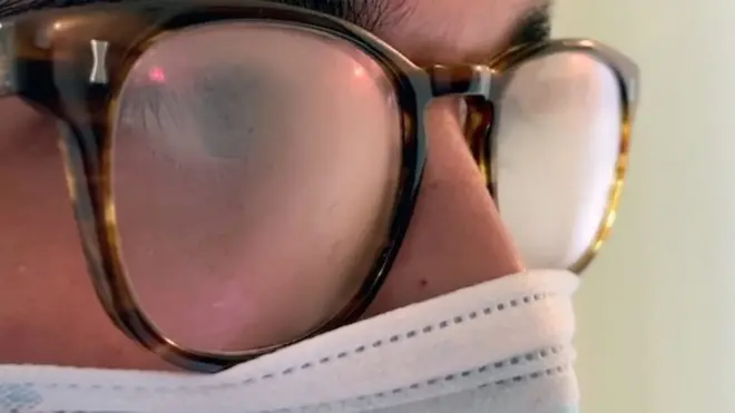 له ماسک سره عینکې معمولاً خولې کېږي، د مخنیوي لپاره یې له درېیو لارو ګټه اخیستی شئ. نور وېډیو کې کتلی شئ.