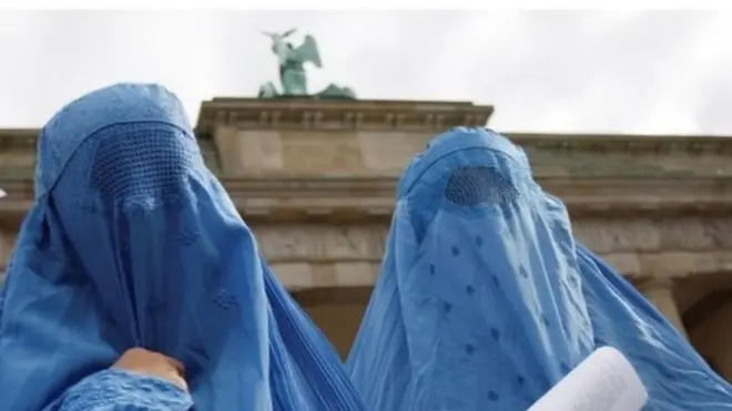 Burka giyen kadınlar
