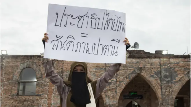 การเคลื่อนไหวในแฟลชม็อบของเยาวชน นักศึกษาใน จ.ปัตตานี มีการยกบทสนทนาว่าด้วยการมีประชาธิปไตยในฐานะเครื่องมือสร้างสันติภาพในพื้นที่ขัดแย้ง