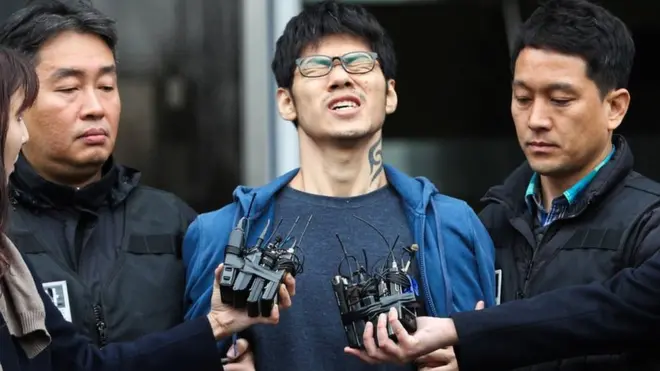 PC방 아르바이트생을 살해한 혐의로 구속된 피의자 김성수(29)가 21일 오전 서울 양천경찰서에서 서울남부지방검찰청으로 송치되고 있다