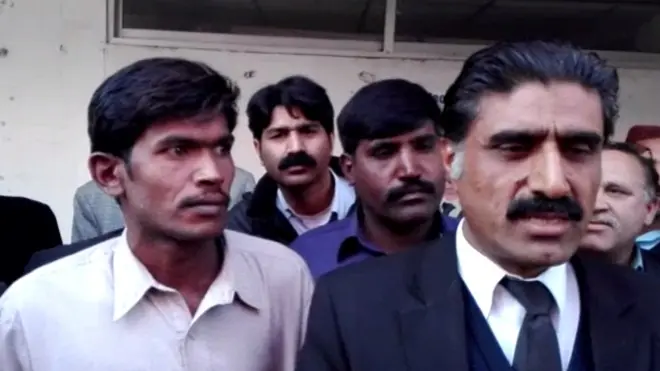 لڑکی کے والد نے کہا کہ اس مقدمے میں نامزد کیے گئے ملزمان نے ان کی بیٹی پر تشدد نہیں کیا اور اگر ایسا ہوا بھی ہے تو پھر بھی وہ اُنھیں 'اللہ کے واسطے'معاف کرتا ہے