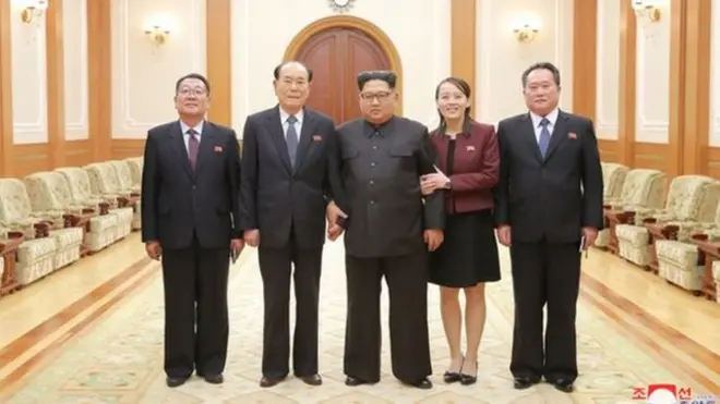 Bức ảnh của KCNA cho thấy Kim Jong-un đứng giữa, bà Kim Yo-jong bên trái và ông Kim Yong-nam bên tay phải