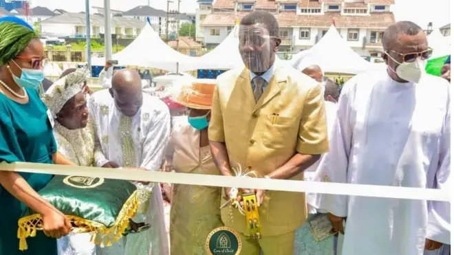 Adeboye n ba wọn ṣi ile ijọsin tuntun naa