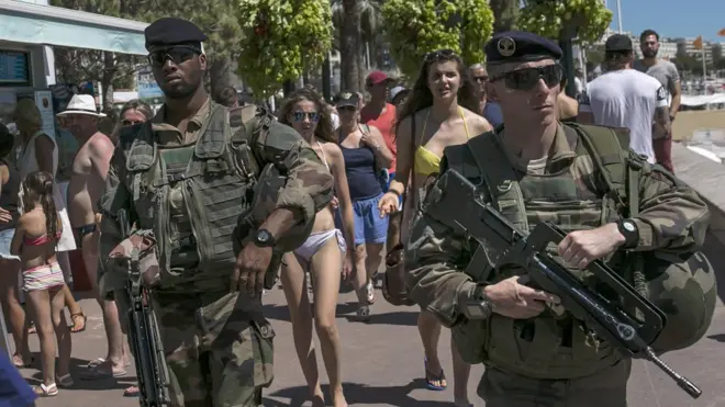 Меры безопасности на пляжах Франции этим летом были усилены. Многие рассматривают запрет купальников-буркини в этом же ключе