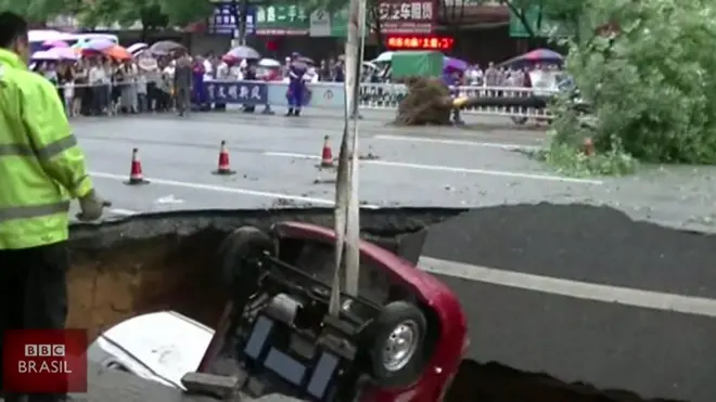 Carro sendo retiradocodigo bonus promocional betanoburaco