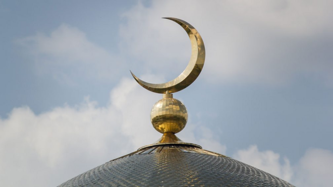 Croissant au sommet du dôme d'une mosquée