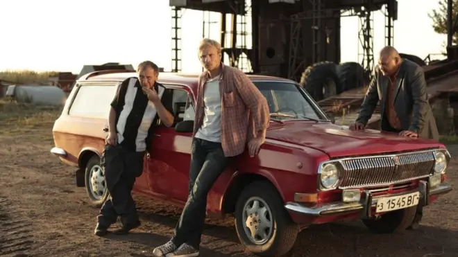 Зйомки фільму про рейдерське захоплення заправки на Донбасі знімали на у Стробільську, рідному місті Жадана. Фото з кіномайданчика