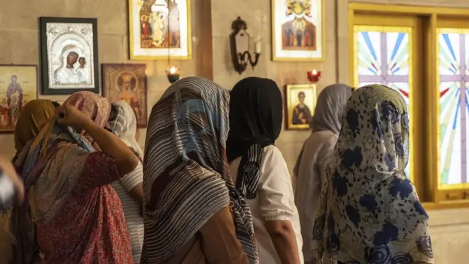 Umat perempuan di gereja ortodoks mengenakan kerudung saat beribadah. Mereka mengikuti tradisi gereja yang berkembang sejak awal kekristenan.