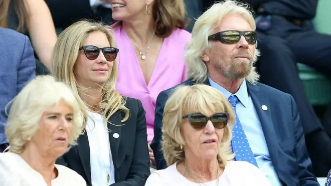 Посмотреть четвертьфинальный матч между Рафаэлем Надалем и Хуаном Мартином Дель Потро в минувшую среду пришли посмотреть герцогиня Корнуольская с младшей сестрой Аннабел и бизнесмен сэр Ричард Брэнсон с дочерью Холли. Вообщше в этот день Royal Box был заполнен как никогда